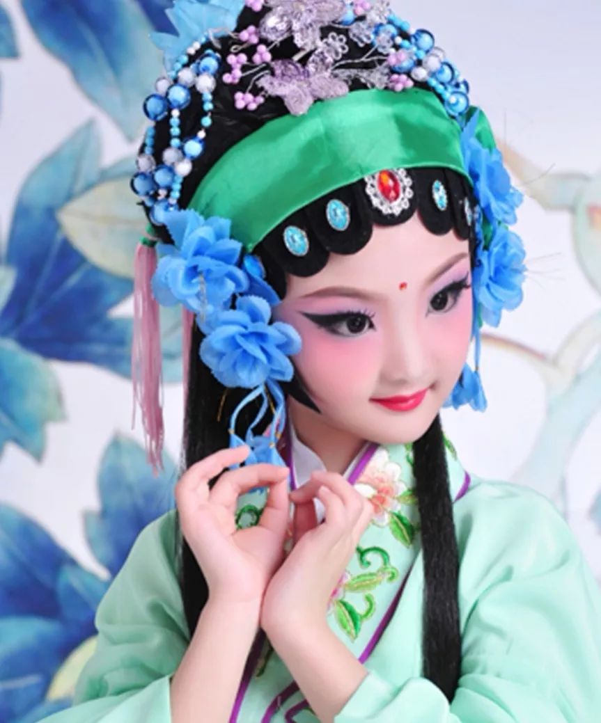 太有戏了!竟然有妈妈送孩子这个夏天去学唱戏.... 太有戏了!竟然有妈妈送孩子这个夏天去学唱戏....