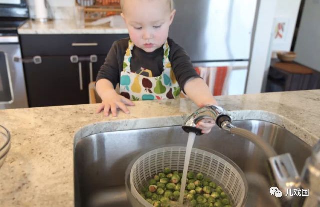 妈妈分享：厨房里除了危险还有早教，给1岁+宝宝的亲子厨房活动清单