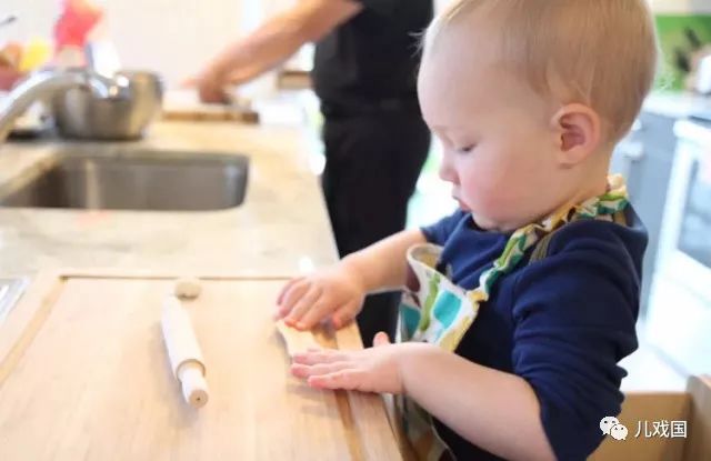 妈妈分享：厨房里除了危险还有早教，给1岁+宝宝的亲子厨房活动清单