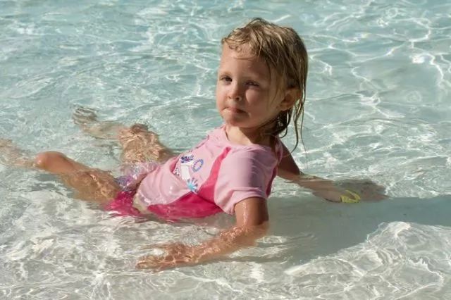 热！夏日玩水必备游泳圈、充气游泳池、游泳尿布如何挑选？
