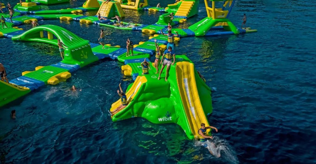 糟蹋家里不如祸祸室外：组团踩点实拍教你玩转网红水上乐园！