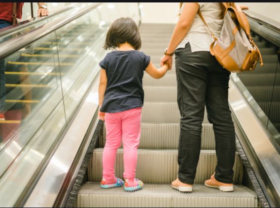 5岁女孩手臂卷进电梯！不合格的父母有多可怕？