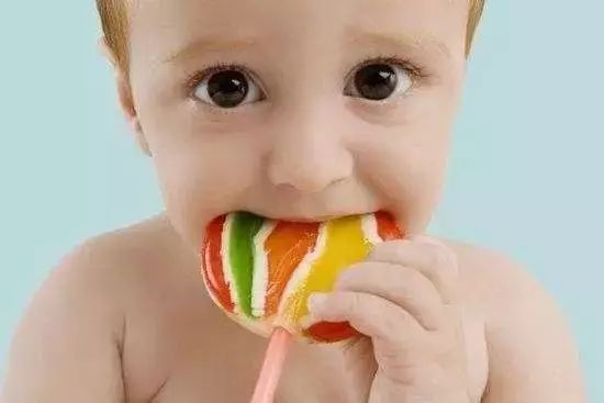 吓人！1岁宝宝牙被蛀光，2岁女童一口“色素牙”，5岁男童上切牙烂到牙龈，新牙都换不出来，都是父母惹的祸？