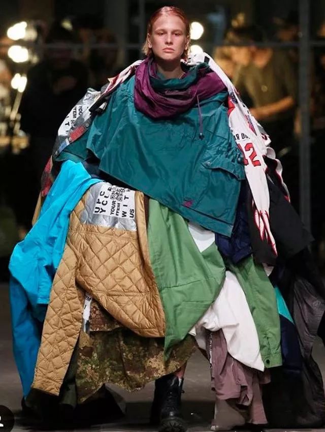 “看了一场时装秀，我把T台笑塌了”，真的不懂时尚圈....