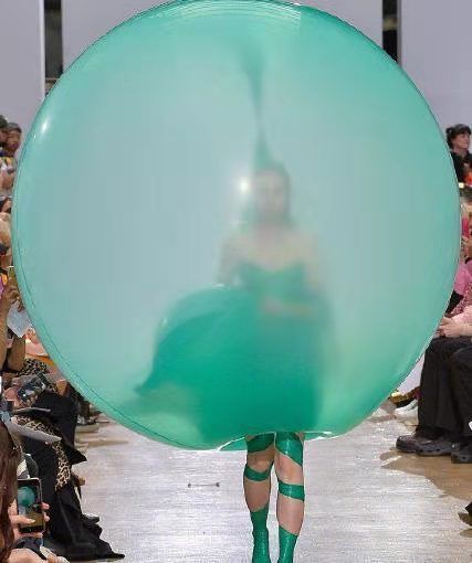 “看了一场时装秀，我把T台笑塌了”，真的不懂时尚圈....