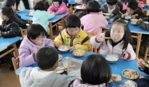 孩子吃饭太慢！幼儿园老师有【妙招】：去厕所吃就快了！