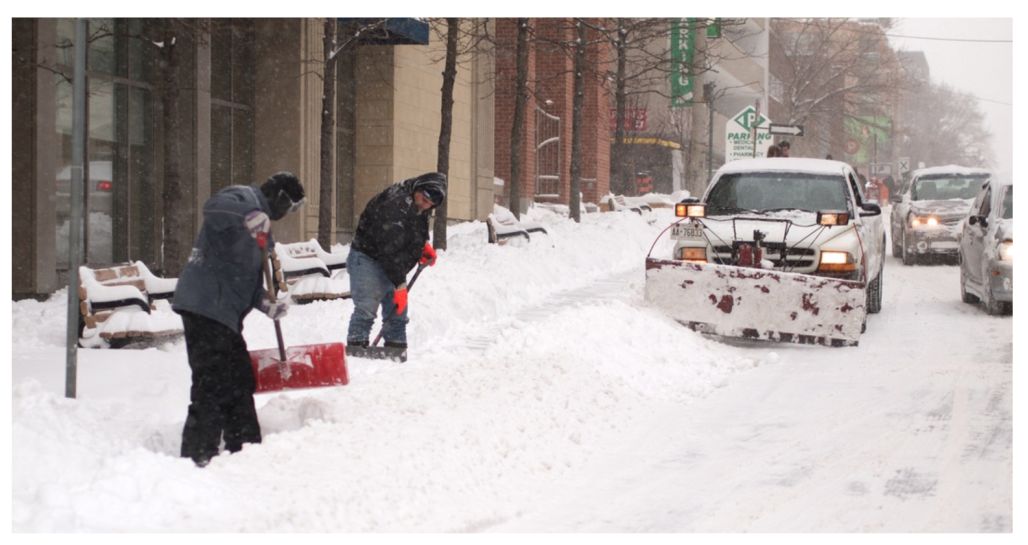 多伦多市政：雪停了！赶紧铲雪！要不然$570的罚单等着你！