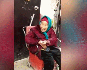 107岁妈妈给84岁女儿捎糖吃！有妈妈在，84岁也是小公主