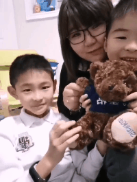 妈妈,我想把这只小熊带回家! 妈妈,我想把这只小熊带回家!