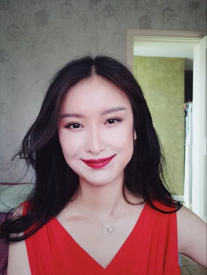 电梯拖拽!脏鞋踩脸:那么有才华的姑娘竟然被如此虐待! 电梯拖拽!脏鞋踩脸:那么有才华的姑娘竟然被如此虐待!