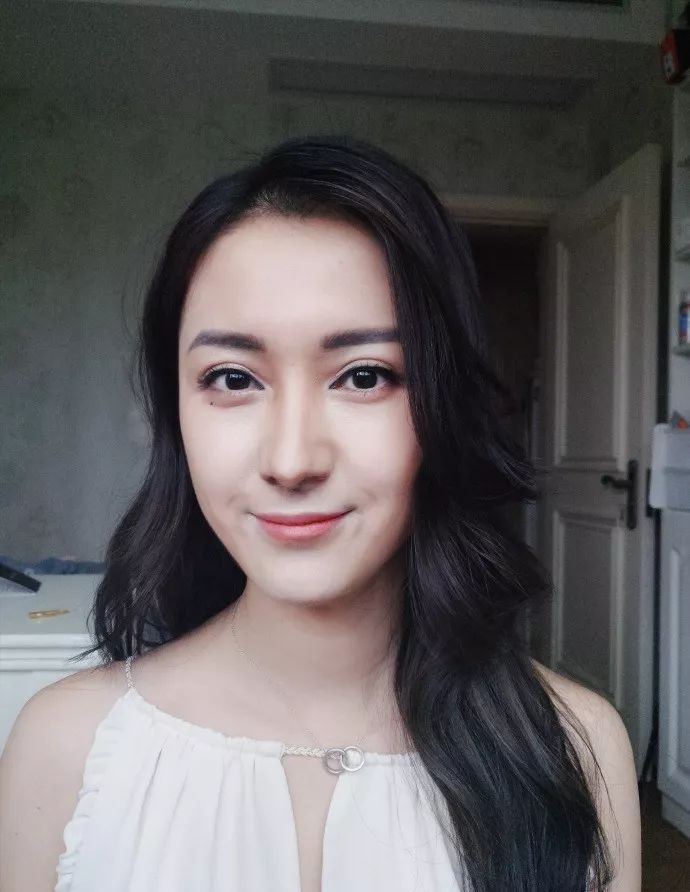 电梯拖拽!脏鞋踩脸:那么有才华的姑娘竟然被如此虐待! 电梯拖拽!脏鞋踩脸:那么有才华的姑娘竟然被如此虐待!