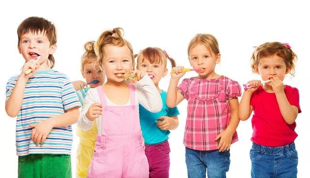 小儿牙医常见知识汇集：孩子用普通牙刷还是电动牙刷？