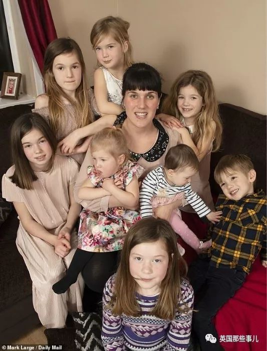 30岁英国妈妈10年里生了8个娃，然而她表示：还要再生2个！