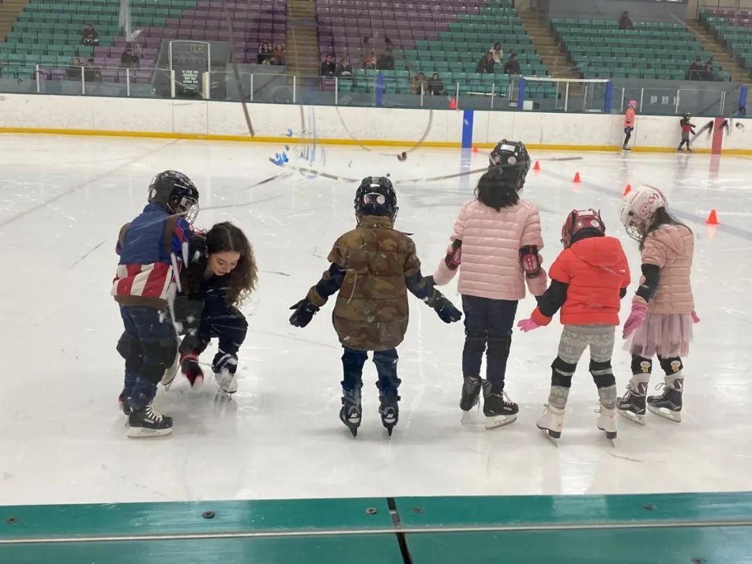 天暖了,老母亲却又发愁了!到哪去给娃找室内冰场和专业教练? 天暖了,老母亲却又发愁了!到哪去给娃找室内冰场和专业教练?