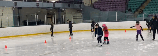 天暖了,老母亲却又发愁了!到哪去给娃找室内冰场和专业教练? 天暖了,老母亲却又发愁了!到哪去给娃找室内冰场和专业教练?