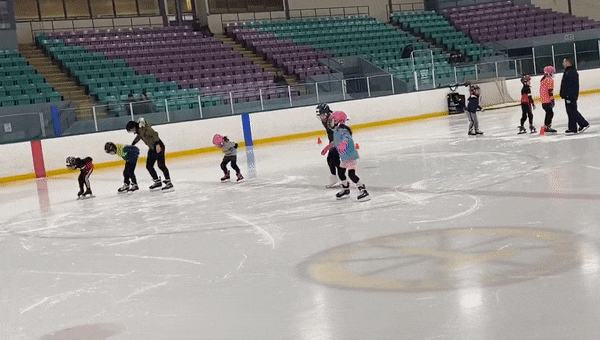 天暖了,老母亲却又发愁了!到哪去给娃找室内冰场和专业教练? 天暖了,老母亲却又发愁了!到哪去给娃找室内冰场和专业教练?