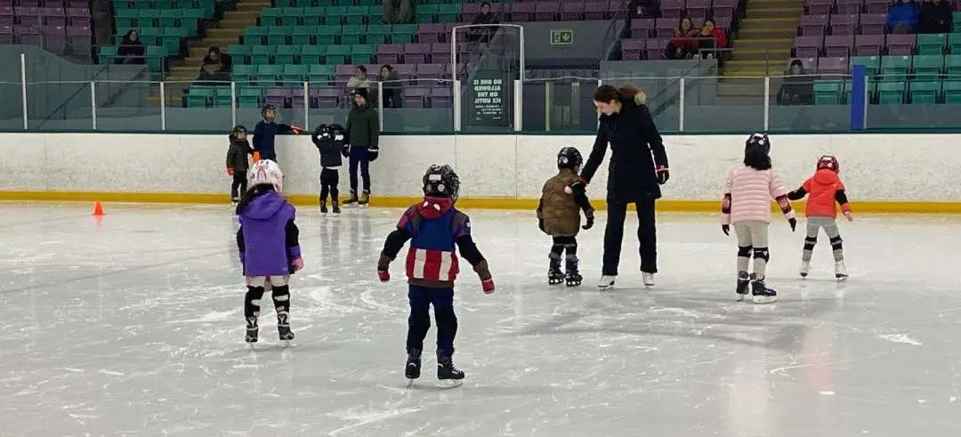 天暖了,老母亲却又发愁了!到哪去给娃找室内冰场和专业教练? 天暖了,老母亲却又发愁了!到哪去给娃找室内冰场和专业教练?