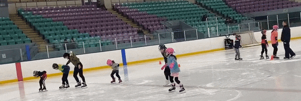 天暖了,老母亲却又发愁了!到哪去给娃找室内冰场和专业教练? 天暖了,老母亲却又发愁了!到哪去给娃找室内冰场和专业教练?