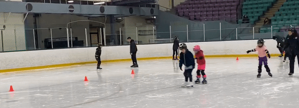 天暖了,老母亲却又发愁了!到哪去给娃找室内冰场和专业教练? 天暖了,老母亲却又发愁了!到哪去给娃找室内冰场和专业教练?