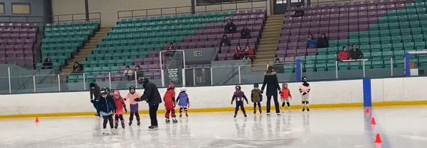 天暖了,老母亲却又发愁了!到哪去给娃找室内冰场和专业教练? 天暖了,老母亲却又发愁了!到哪去给娃找室内冰场和专业教练?