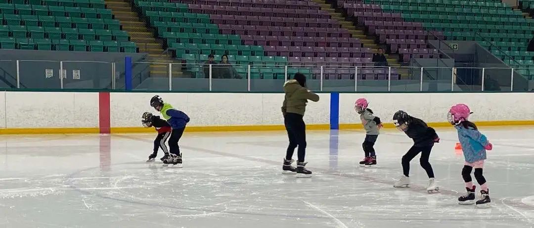 天暖了,老母亲却又发愁了!到哪去给娃找室内冰场和专业教练? 天暖了,老母亲却又发愁了!到哪去给娃找室内冰场和专业教练?