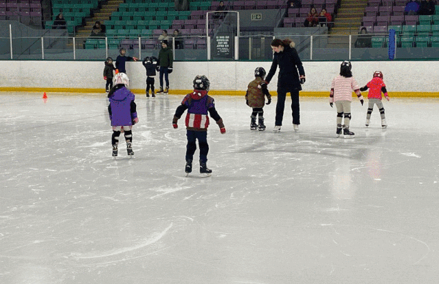 天暖了,老母亲却又发愁了!到哪去给娃找室内冰场和专业教练? 天暖了,老母亲却又发愁了!到哪去给娃找室内冰场和专业教练?