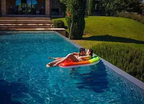 鲍毓明性侵案中的一个细节：密不透风的母爱是一种毒药