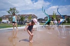 多伦多的户外戏水池和泳池都要开了！玩水吗？孩子们！