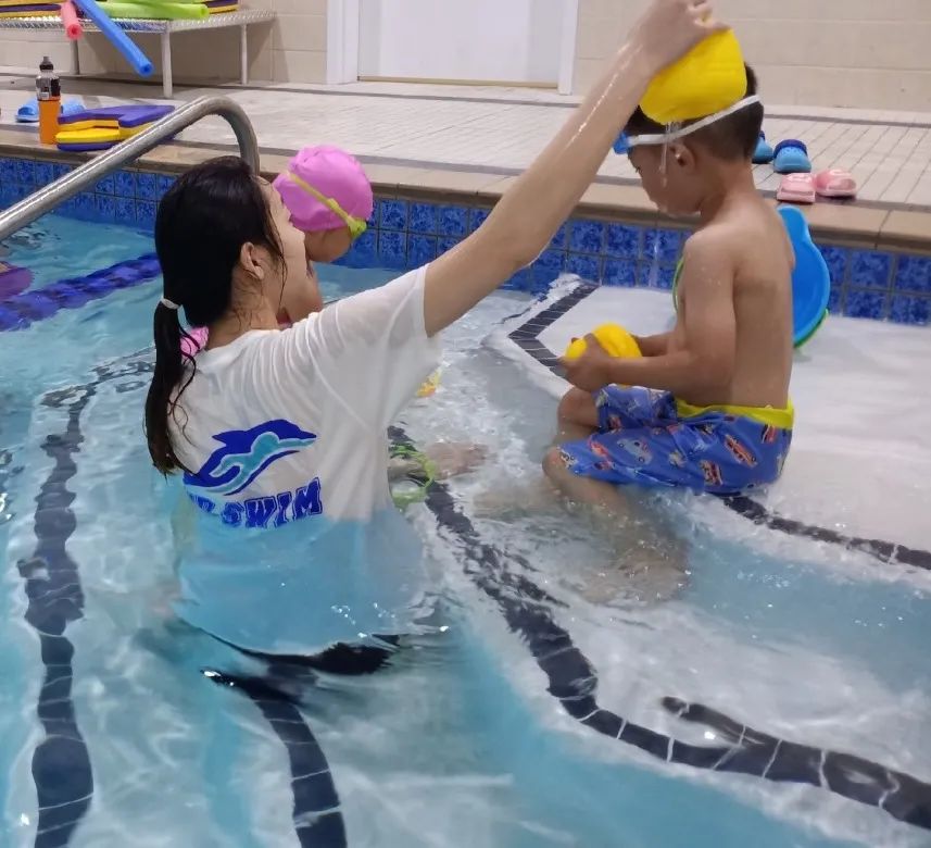 白海豚游泳学校夏季招生啦：周年庆遇上早鸟，让人尖叫的优惠！