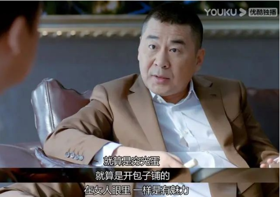 50岁大叔恋上小20岁女友：想要梦回大清？我劝你省省！