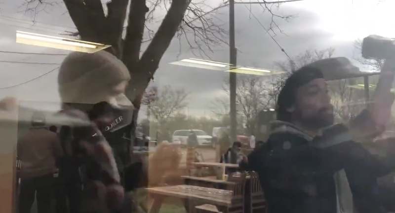 烤肉店老板发INS:不关门!堂食!要自由...警察:我来了! 烤肉店老板发INS:不关门!堂食!要自由...警察:我来了!