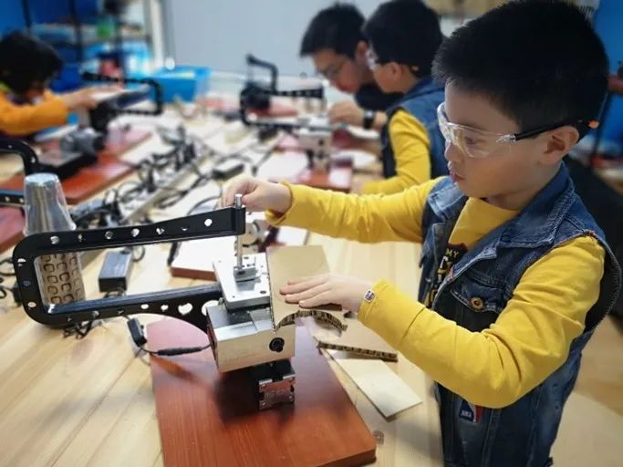 纷纷抢位!线上线下同步!未来科技大佬们:这个夏令营A爆了! 纷纷抢位!线上线下同步!未来科技大佬们:这个夏令营A爆了!