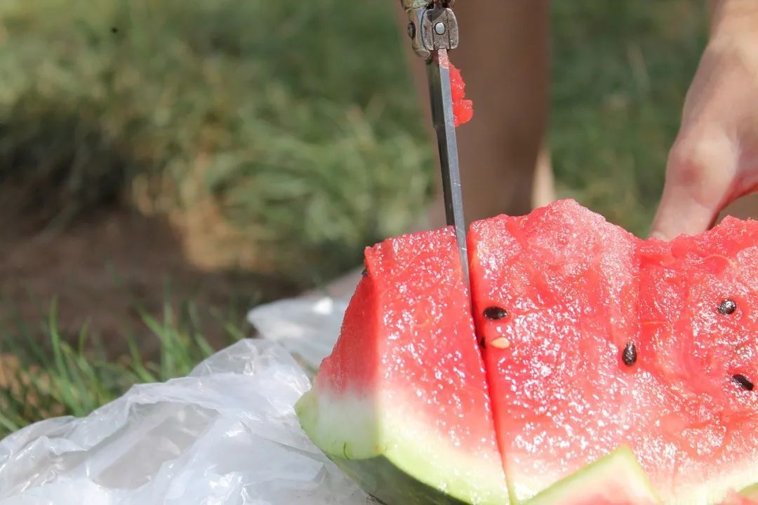 “这瓜保熟吗？” 夏天挑西瓜只是敲，没用的！不翻车挑瓜大法