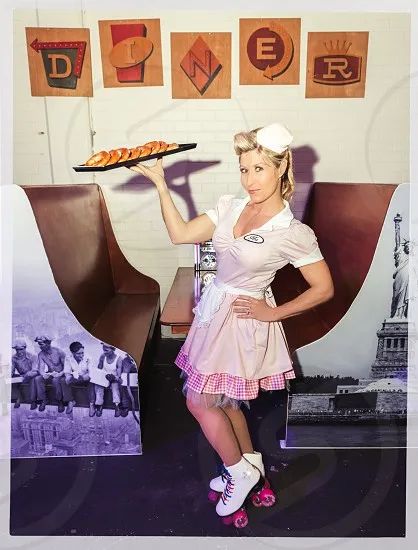 秒穿50年代复古风！INS和Tik Tok爆火的滑轮餐厅快闪多伦多