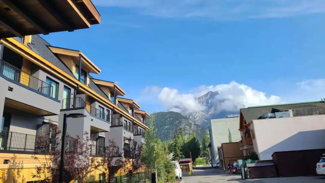 打卡出省了！班夫Banff自由行：不是在停车，就是在找停车位的路上