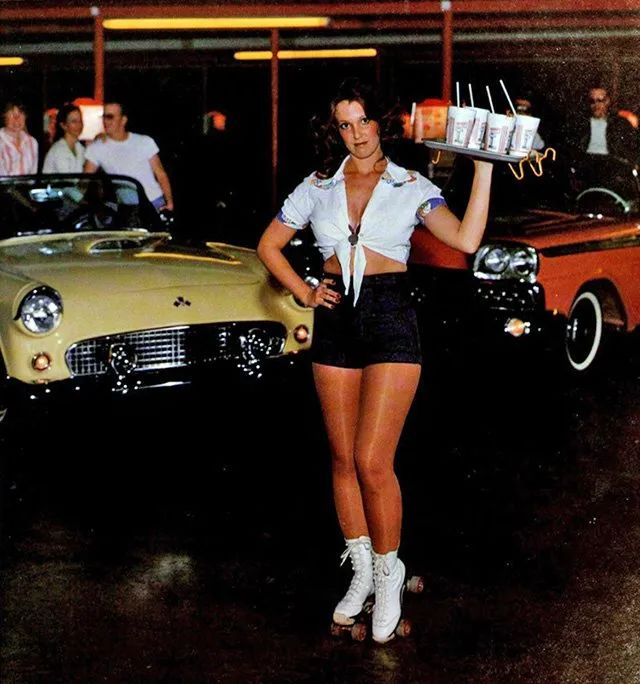 秒穿50年代复古风！INS和Tik Tok爆火的滑轮餐厅快闪多伦多