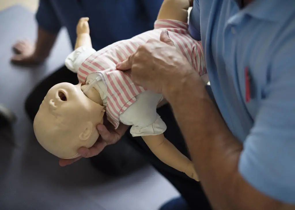 一颗葡萄差点要了孩子的命！午餐便当带圆形水果一定要这样切