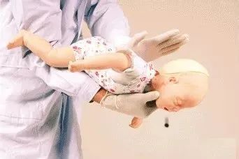 一颗葡萄差点要了孩子的命！午餐便当带圆形水果一定要这样切