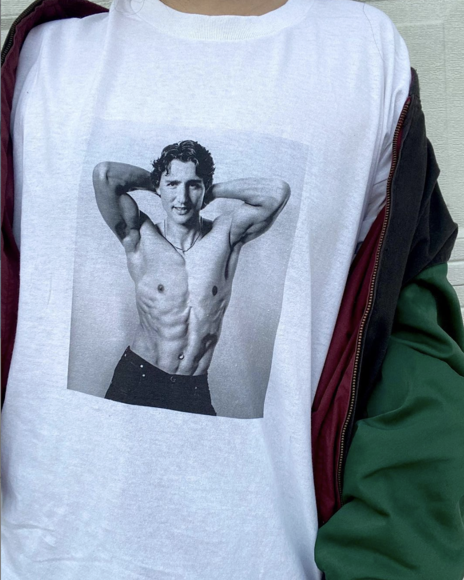 穿出去炸街!印有特鲁多半裸性感身材的T恤在多伦多卖疯了~ 穿出去炸街!印有特鲁多半裸性感身材的T恤在多伦多卖疯了~