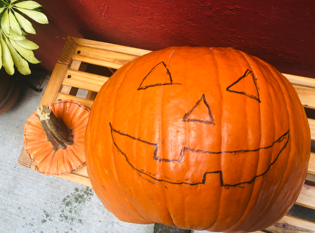 好不容易雕好的南瓜灯烂掉了！你是不是没涂柠檬汁？