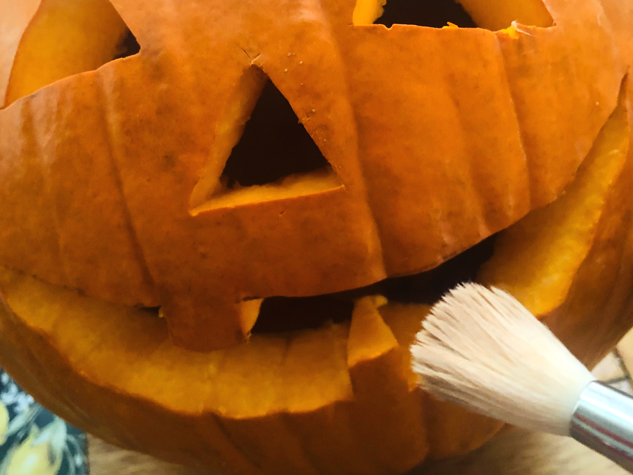 好不容易雕好的南瓜灯烂掉了！你是不是没涂柠檬汁？