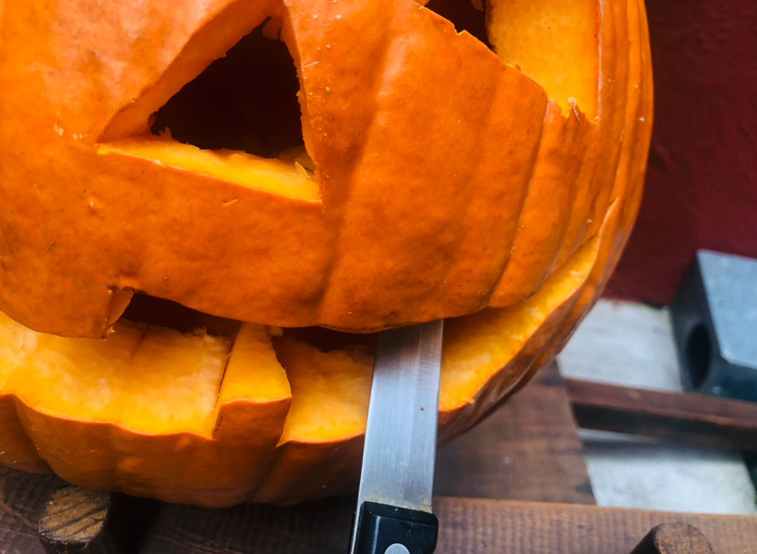 好不容易雕好的南瓜灯烂掉了！你是不是没涂柠檬汁？