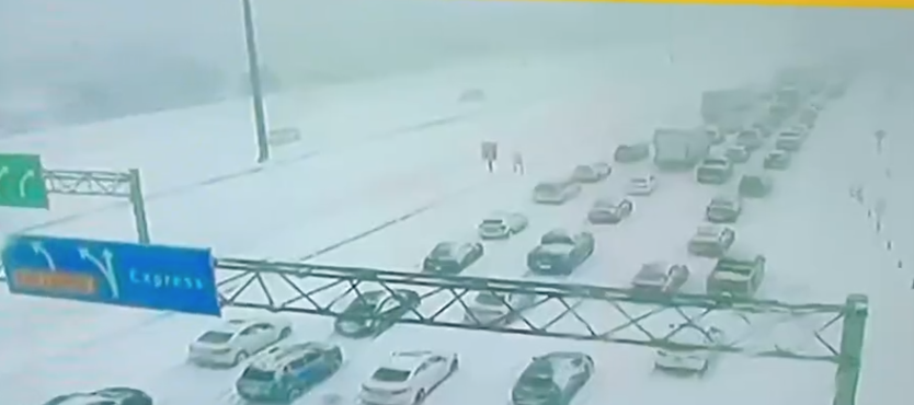 60厘米暴雪封城！铲雪铲到心梗！人工铲雪小贴士+各区铲雪车查询何时到家门口