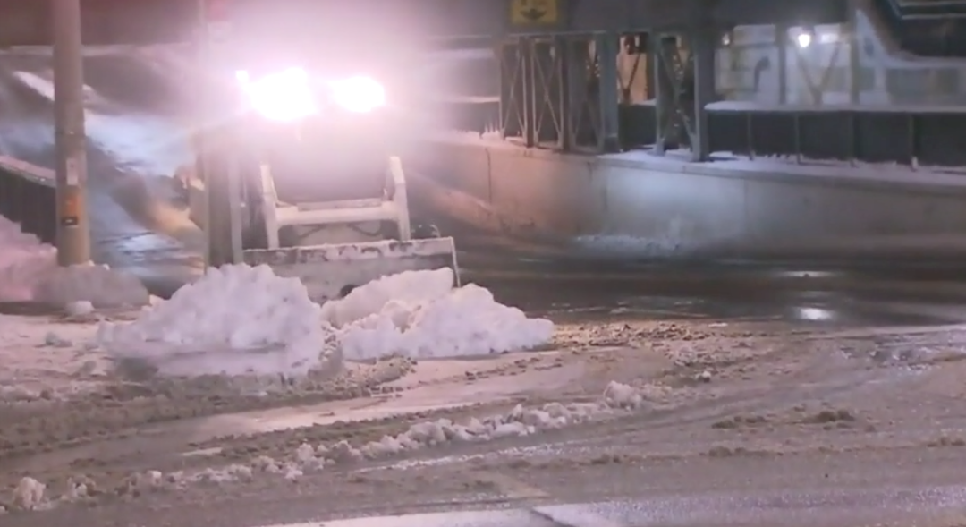 60厘米暴雪封城！铲雪铲到心梗！人工铲雪小贴士+各区铲雪车查询何时到家门口