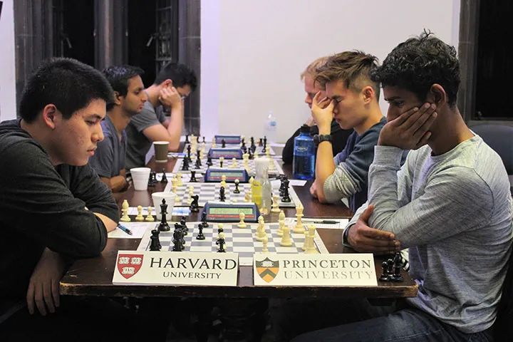 世界排名第一的国际象棋大师：只和“小朋友”棋手对弈