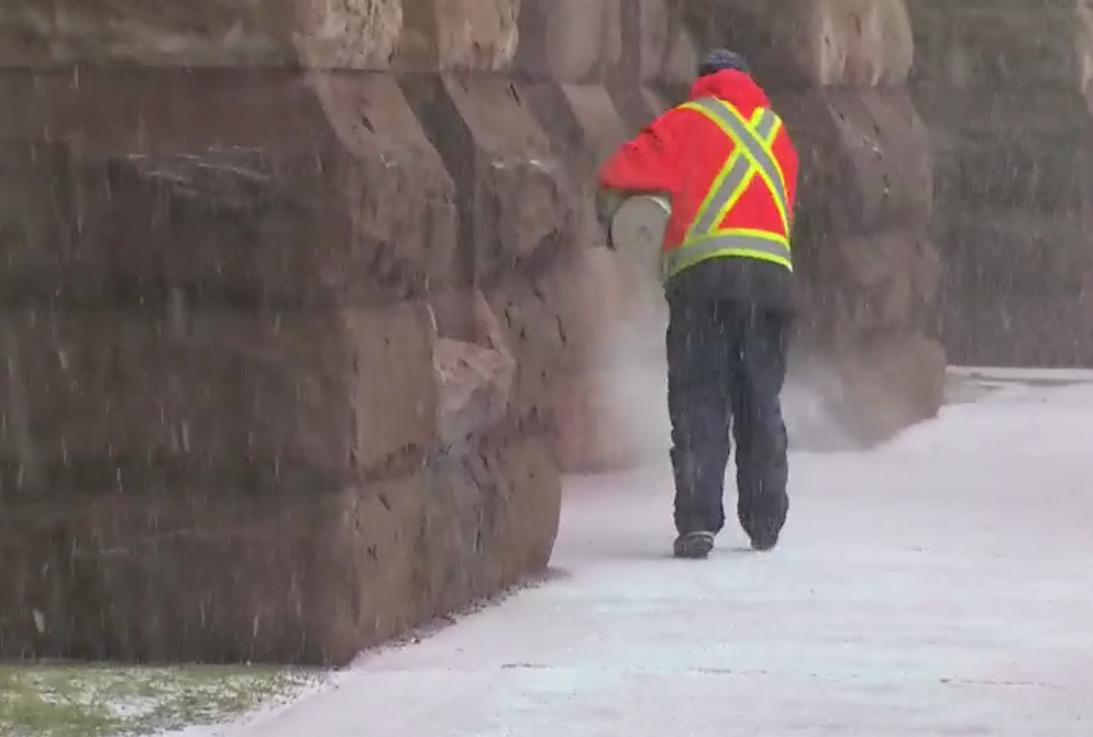 60厘米暴雪封城！铲雪铲到心梗！人工铲雪小贴士+各区铲雪车查询何时到家门口
