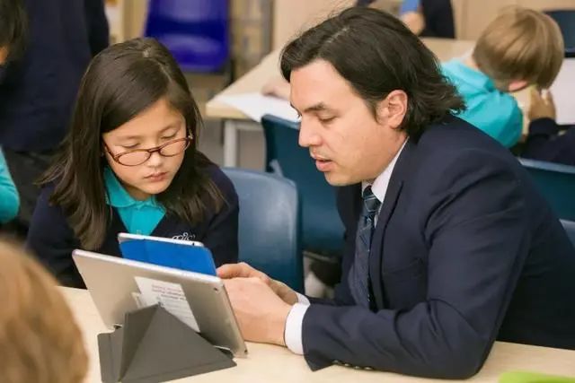 父母辞职全力以赴,三年往返12万公里支持孩子爬藤,到底值不值? 父母辞职全力以赴,三年往返12万公里支持孩子爬藤,到底值不值?