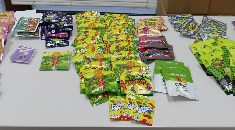 多伦多警方:一模一样!这些奥利奥、彩虹糖其实都是大麻糖 多伦多警方:一模一样!这些奥利奥、彩虹糖其实都是大麻糖