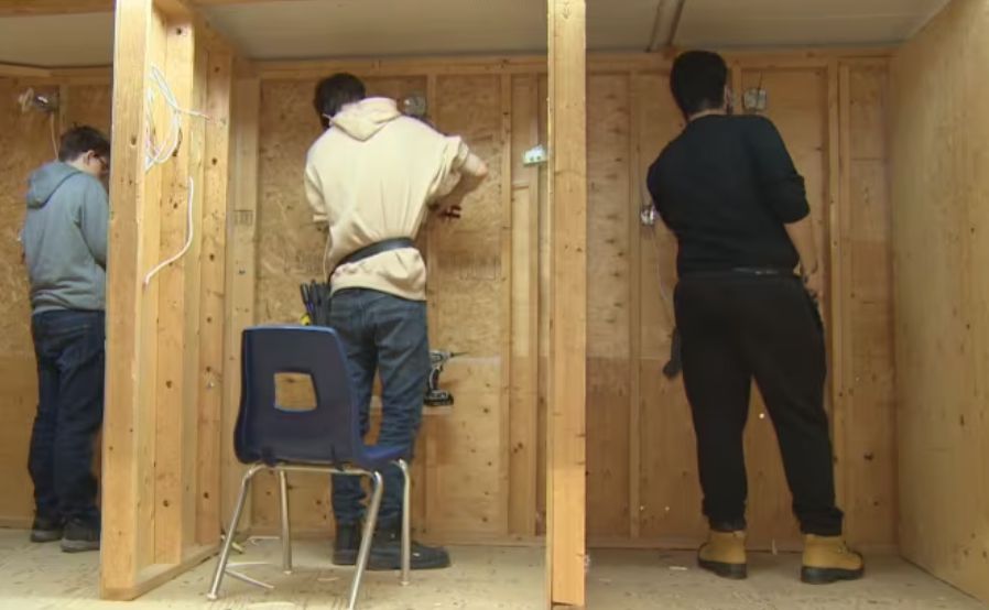 少读莎士比亚，多学点手艺！安省将推行高中最后一年学技术