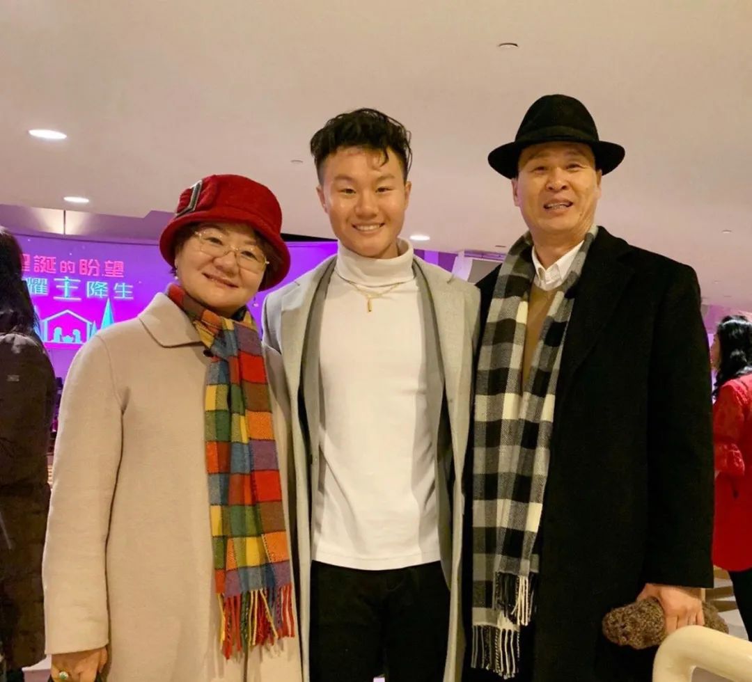 加拿大华裔小哥设计了一个AI翻译聊天器和父母“吵架”，最后还是被亲妈碾压！